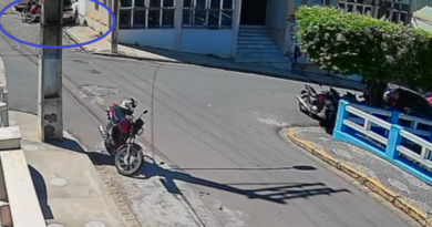 Veículos estacionados no Centro de Natividade são atingidos por caminhonete