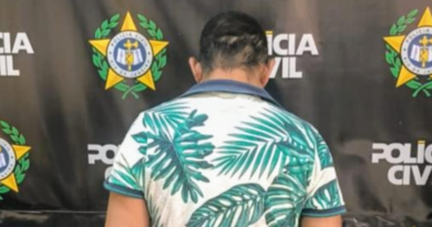 Filho é preso durante velório da mãe em Itaperuna Filho é preso durante velório da mãe em Itaperuna