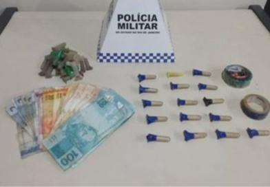 PM desenterra droga que estava escondida no quintal de uma casa em Itaocara