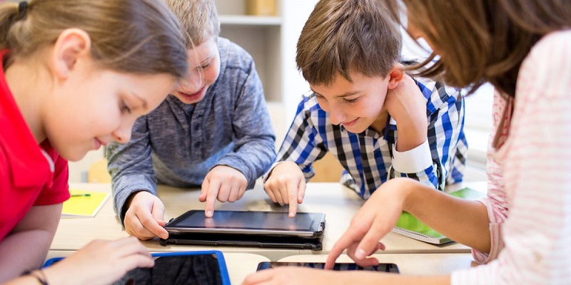 Deputado propõe incluir conteúdos de educação digital nas escolas como forma de prevenir crimes virtuais contra crianças e adolescentes