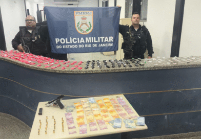 PM apreende mochila com drogas, pistola e munições em Itaperuna