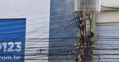 Bombeiros Controlam fogo em poste no Centro de Itaperuna