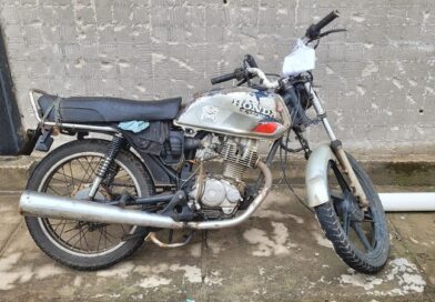 Motociclista embriagado bate em carro parado em São José de Ubá