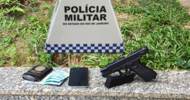 Homem é flagrado com simulacro de arma de fogo na cintura em Aperibé