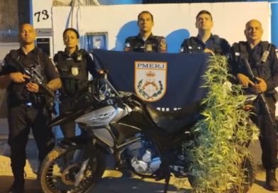 PM apreende moto irregular e pés de maconha em Itaocara