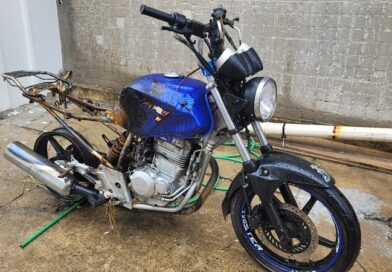 Moto é incendiada em Itaperuna