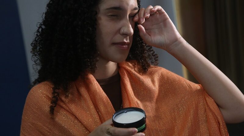 Pomadas modeladoras para cabelo podem causar lesões nos olhos e até cegueira