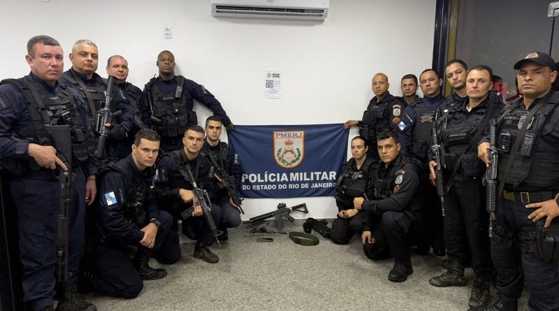 Durante desdobramento ao homicídio de hoje em Itaperuna, PM apreende pistola e réplica de fuzil