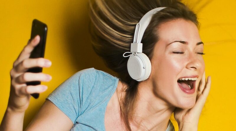 Especialista de Itaperuna explica como o uso inadequado de fones pode causar danos irreversíveis