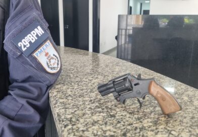 PM apreende simulacro de revólver com aluno em escola estadual de Itaperuna