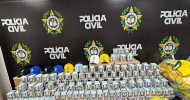 Polícia Civil apreende mais de 200 mil figurinhas falsificadas da Copa do Mundo 2026 na Baixada Fluminense