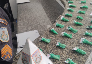 PM apreende pinos de cocaína prontos para venda em Itaperuna