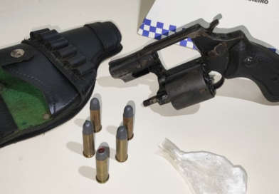 Homem é detido com arma de fogo, munições e droga em Itaocara