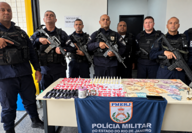 PM encontra maconha e dinheiro escondidos em basculante e prende suspeito no Centro de Itaperuna