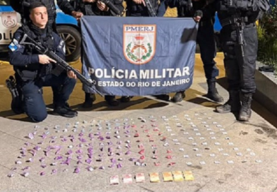Sacolas abandonadas em terreno baldio escondiam quase 200 porções de drogas em Pádua